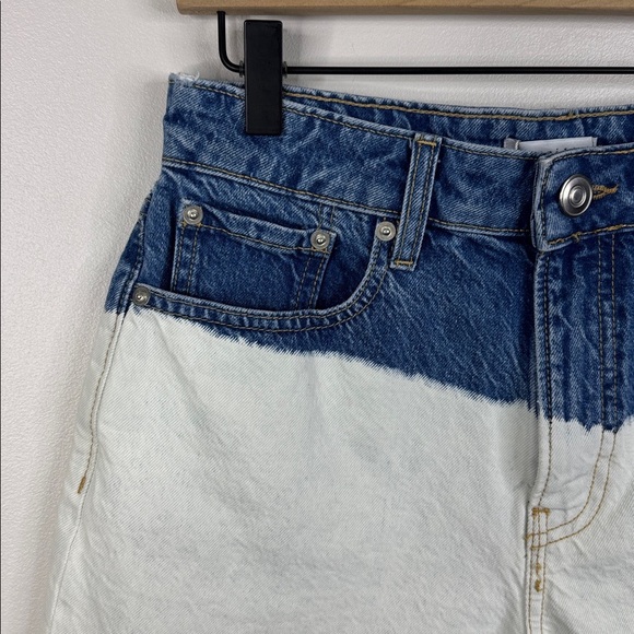Gianni Bini Women’s Size 27 Two Tone Blue and White Denim Jean Shorts - Picture 2 of 7